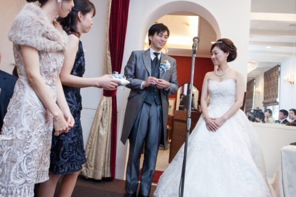 人前式での指輪の交換