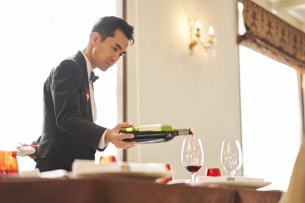 赤ワインを注ぐソムリエ
