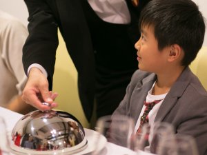 子供テーブルマナーのメインディッシュ