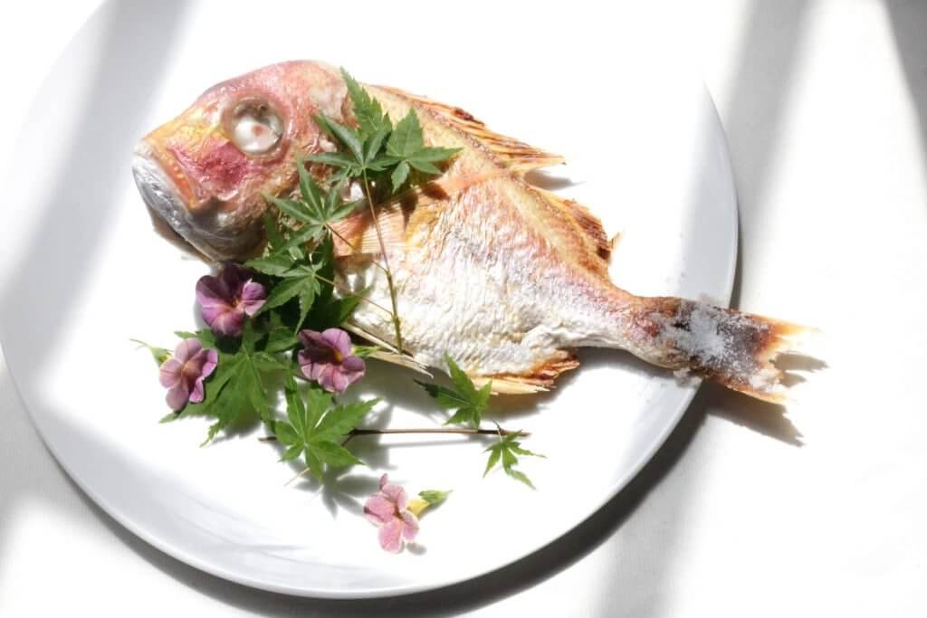お食い初めの祝い鯛